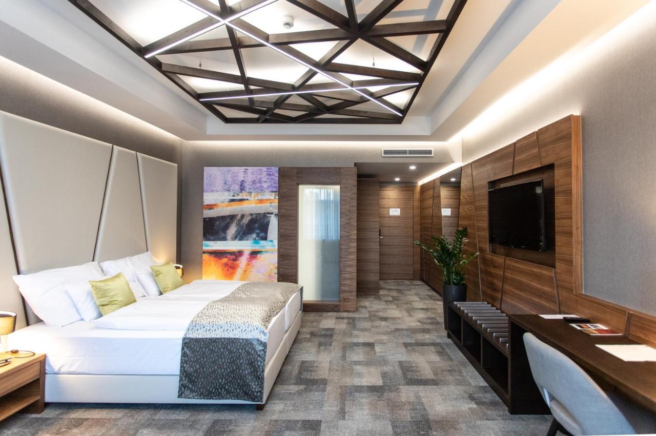 Artis Boutique Hotel โซมบ็อตเฮย์ ภายนอก รูปภาพ