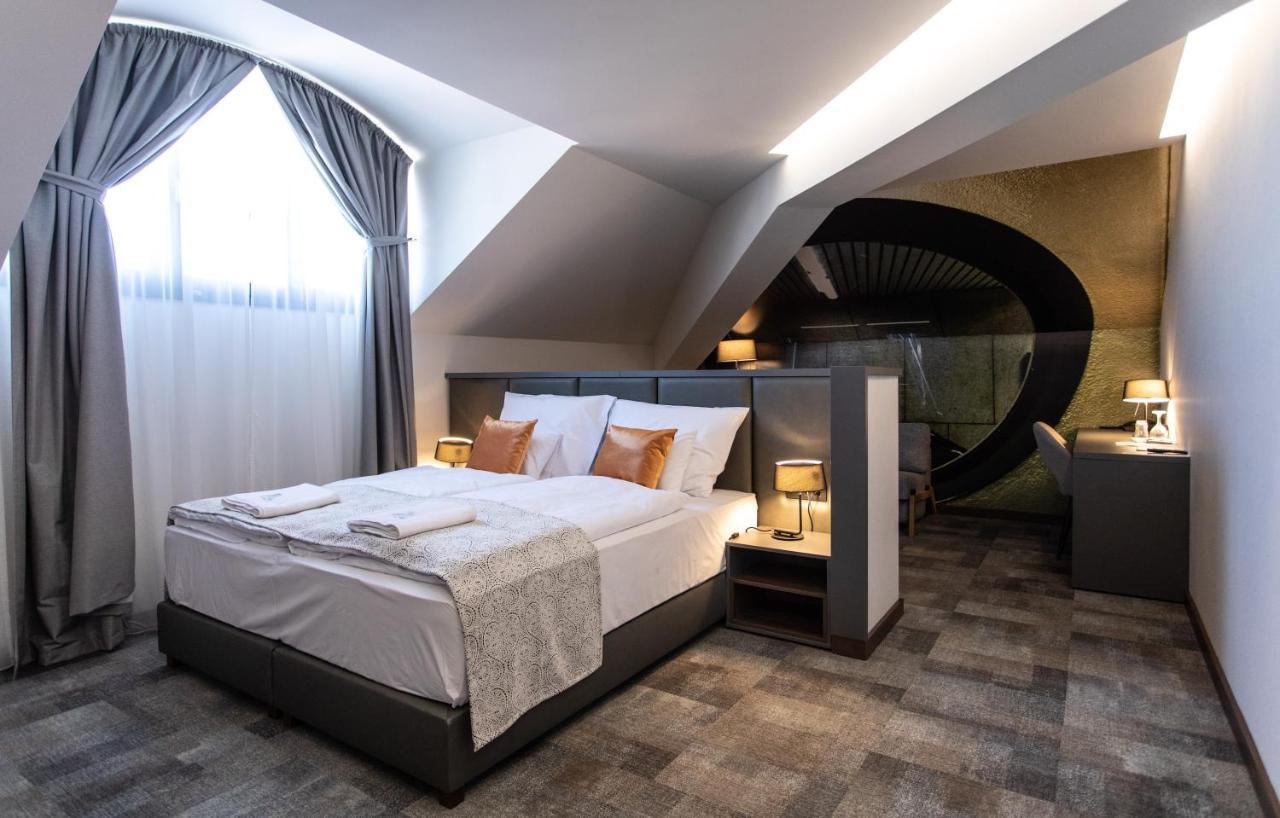 Artis Boutique Hotel โซมบ็อตเฮย์ ภายนอก รูปภาพ
