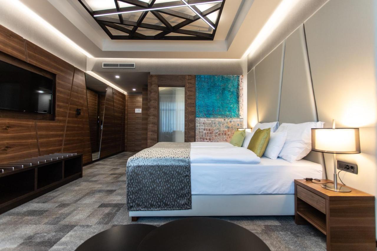 Artis Boutique Hotel โซมบ็อตเฮย์ ภายนอก รูปภาพ