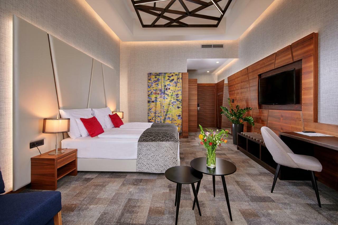 Artis Boutique Hotel โซมบ็อตเฮย์ ภายนอก รูปภาพ