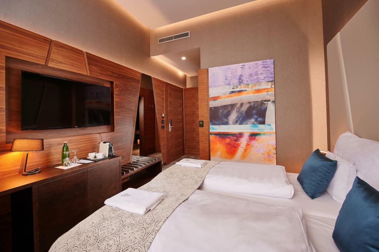 Artis Boutique Hotel โซมบ็อตเฮย์ ภายนอก รูปภาพ